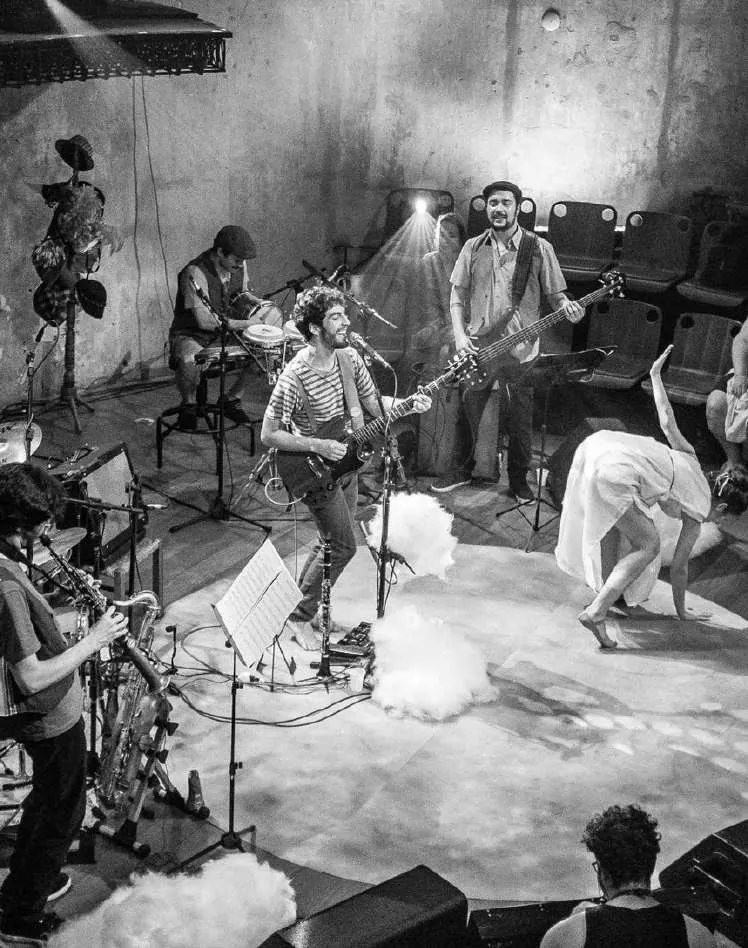 Ravi Brasileiro e banda em palco, em preto e branco