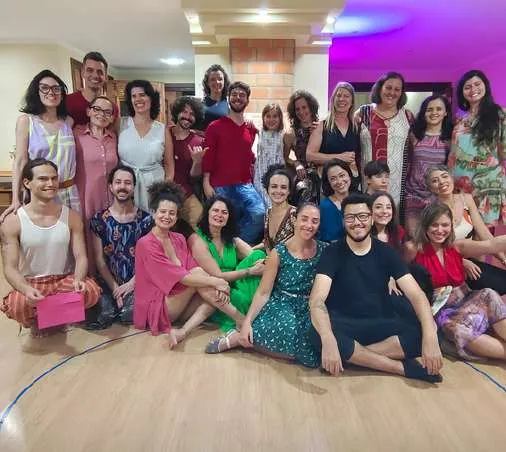 Turma de uma oficina de Dança Livre a Dois reunida para foto
