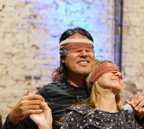 Participantes dançam de olhos vendados numa vivência de Dança Livre a Dois