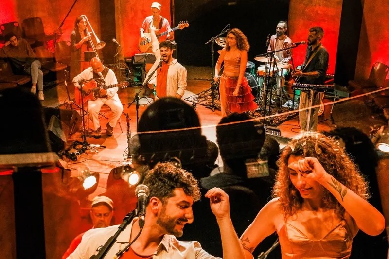 Ravi Brasileiro, Filó Machado, Bruna Caram e banda agradecem ao público