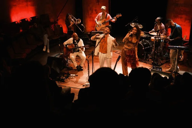 Ravi Brasileiro e banda no palco do Teatro Paiol, 2026