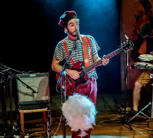 Ravi Brasileiro tocando guitarra em palco