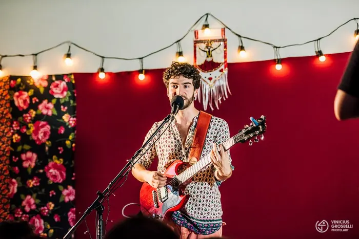 Ravi Brasileiro com guitarra em palco